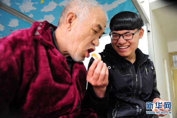 在宿舍里将剥好的橘子放入父亲口中。