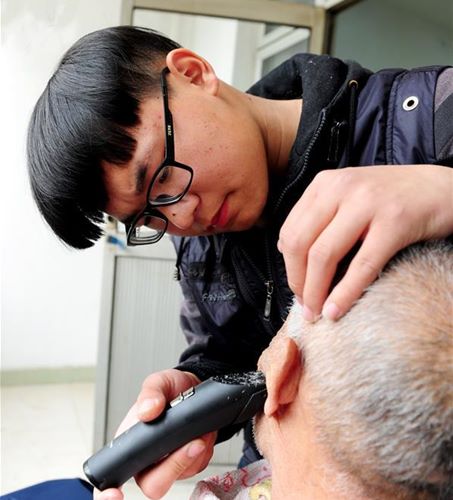 给父亲刮胡子。