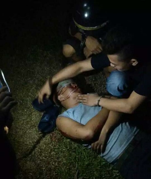 伤者躺在地上,由热心民众送往医院治疗。