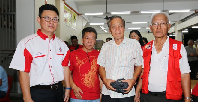 行动党将当晚筹募的款项全数捐给人质家属的代表。