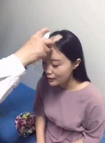 女网友到医院治疗的情况。(图/翻摄自微博)