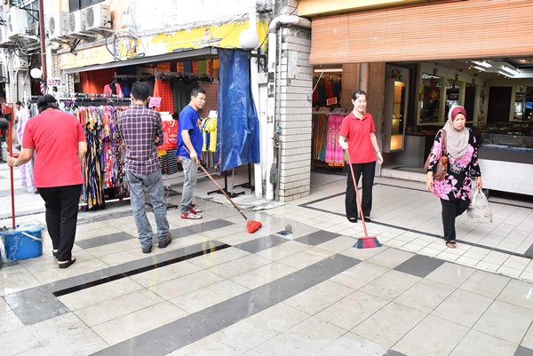 印度街商家自动自发清理场地。