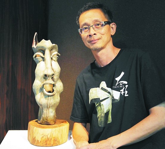 陈伟炎表示陶艺人物塑像的表情，能表达出一个人的七情六欲反映其內心的情绪