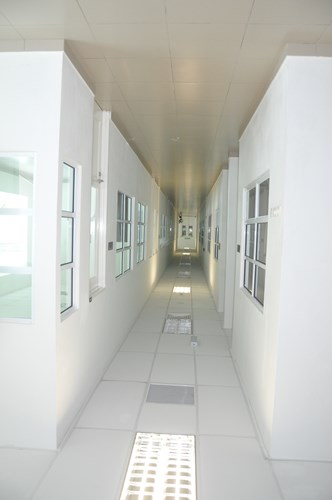热带泥碳研究实验室大厦的格局﹐就采取了研究员办公室与研究实验室面对面并列的排阵﹐以方便研究员监督及关注其实验过程及成果。