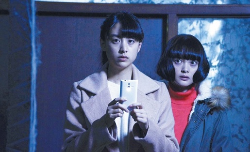 原本是在两条平行线上的两人,在迫不得已下接受灵媒「以鬼制鬼」的疯狂建议,望解开这身上的诅咒。