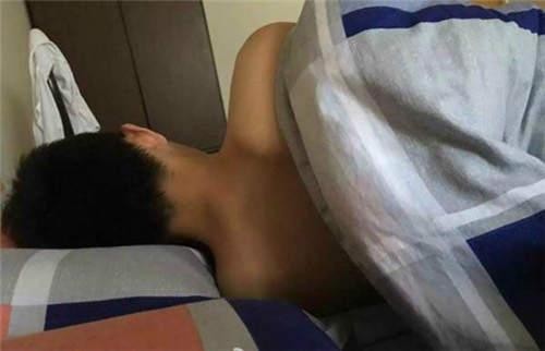 有女网友甚至PO出了杨某睡觉的背影。(图/翻摄自网路)