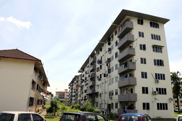 万福路平民房地契到期后,住户能否继续居住在那里呢?