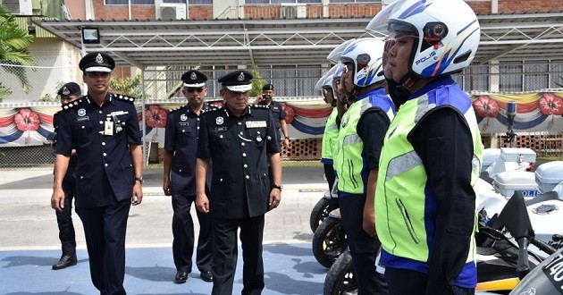 贞德兰陪同沙巴警察副总监拿督阿旺沙哈里检阅巡逻车队伍。