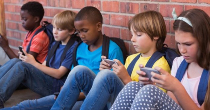 Ask-Expert-Age-Child-Get-Phone-0001