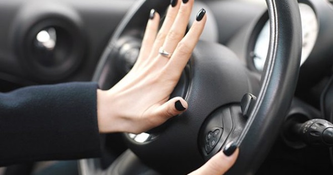 honking-car-horn-600x400