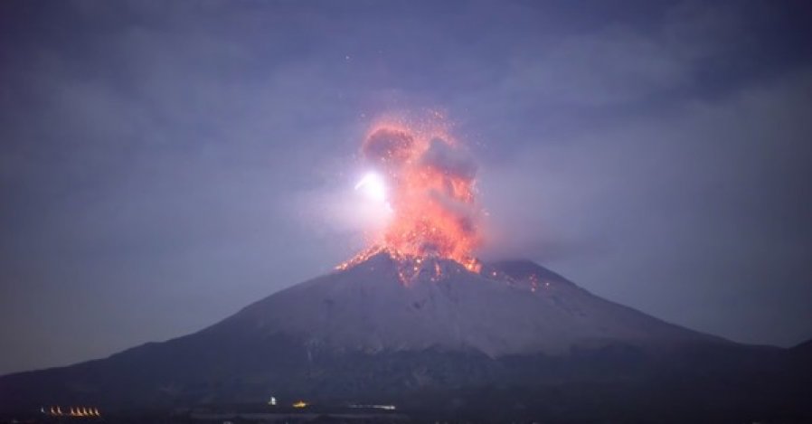 引发 火山雷 现象月夜下日本火山爆发 马来西亚诗华日报新闻网