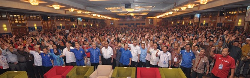 万众一心，众人举手表示支持阿迪南领军的砂国阵。
