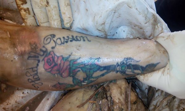 死者左手臂上的玫瑰纹身。