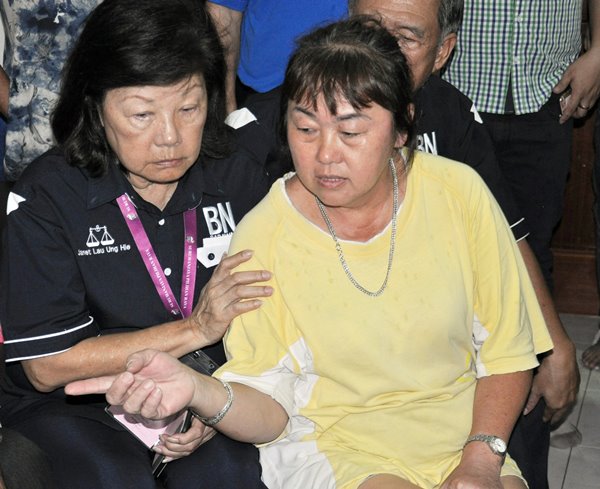 刘文惠（左）慰问人质刘俊贤的母亲。
