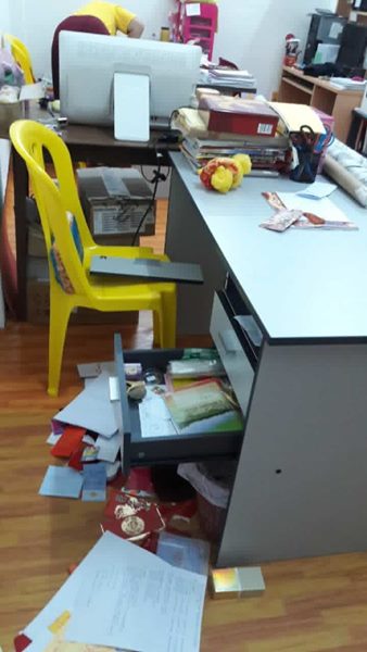 办公室内桌子的抽屉亦被打开，里面的文件被翻至凌乱，办公桌上还有留下一把刀。