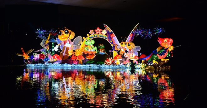 檳城以彩灯製作多个可爱逗趣的萤火虫、蝴蝶和花瓣，由五彩繽纷的鸚鵡带领这艘花船，悠游在布城湖泊上。