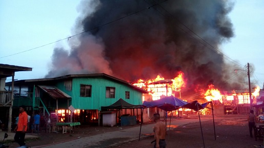 古达甘榜朗东阿央木屋区失火情景。 