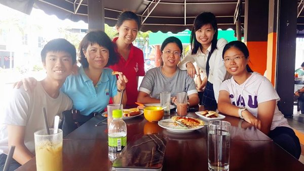 郑爱鸰很重视家庭时光，在竞选期间，也还是尽量抽时间和家人一起吃饭。