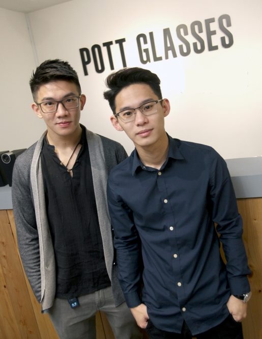 陈昶宏（左）和欧大豪是从小玩到大的朋友，这次两人携手合作创立「Pott Glasses」，开创眼镜市场新趋势。