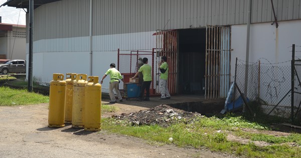 担心被波及，员工将煤气桶搬离工厂。