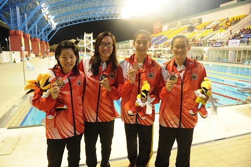 砂女詹翠斐(左起)、徐雅真、梁婉媚与梁婉盈携手夺得女子4x100米自由泳接力项目银牌。