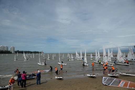 逾百艘各种赛项使用的风帆，昨早10时前往比赛地点。