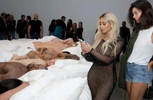 凯恩魏斯特将MV中包含泰莱在内的名人裸体蜡像展出，老婆金卡达夏（右二）到场参观拍照。