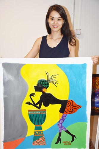 赵凯琳与她独特创意的画作。
