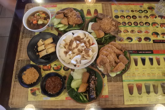 这餐桌上的印尼美食正不言可喻地与不同种族的和谐与包容精神相互辉映。