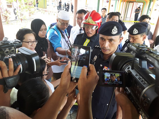 斗湖警区主任法迪助理总监发表直升机迫降事故初步报告。