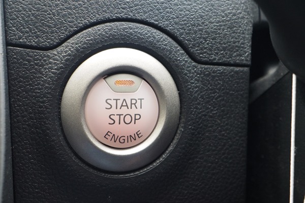 引擎启动/熄灭按钮，欲启动引擎时，只需踩着制动器即可启动，轻松简易。 