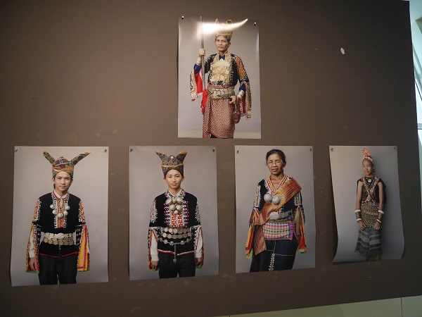 展览作品也包括本地充满特色的传统服饰。