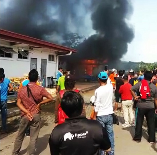 旅游公司的店铺突起火，惊动了附近的游客、商家及市民，纷纷涌往围观。 
