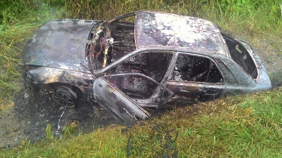 肇祸车子撞入泥沟着火烧成废铁。