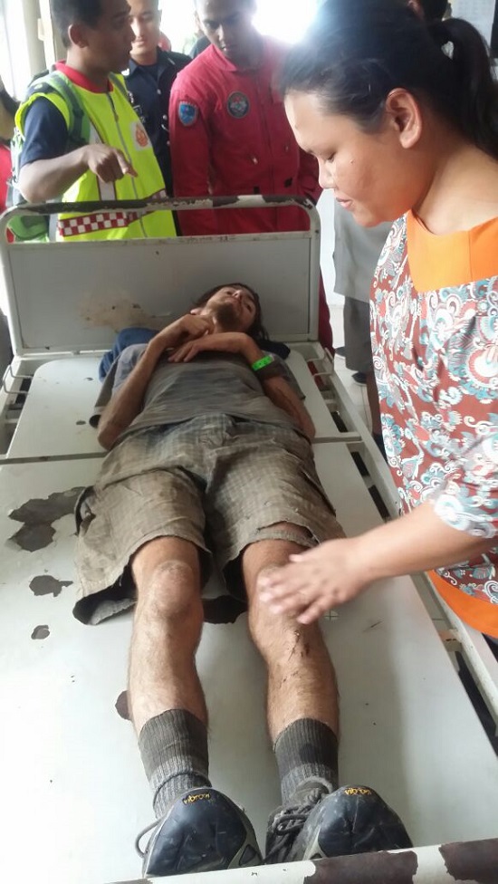 澳籍青年被送抵姆鲁诊所治疗，他仅是脚部轻微擦伤。
