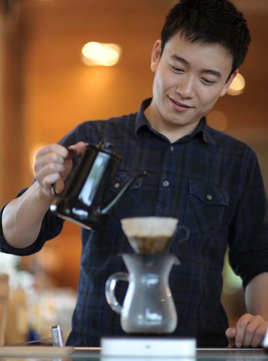 Raven表示﹐咖啡有很多细致的风味变化，而咖啡师对呈现精品咖啡桌越风味的坚持与精神﹐则赋予了咖啡粉更鲜活的味道。（许志辉摄）