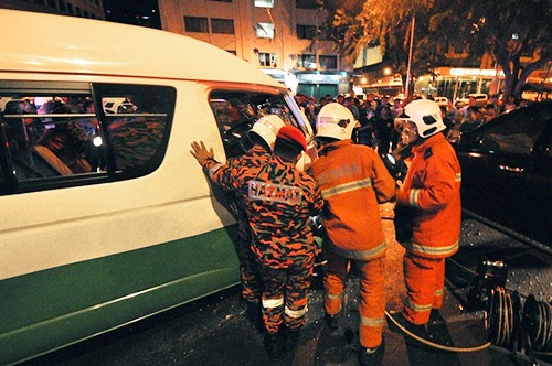 消防员合力把伤者救出。