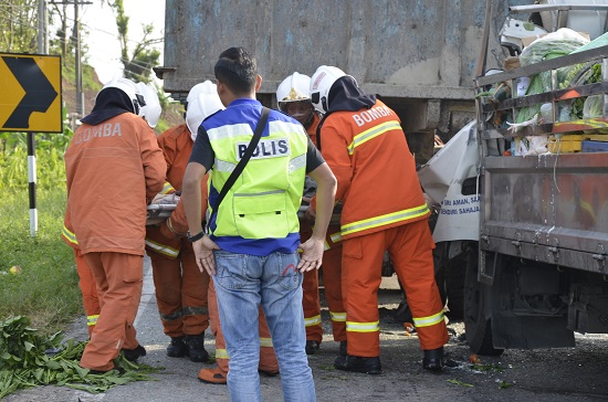 斯里阿曼消防局及警方赶到现场，协助将死者遗体移出。