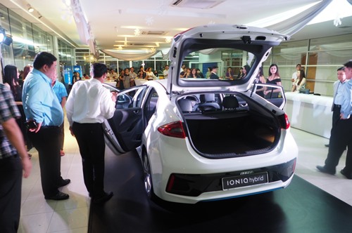 大马现代森那美汽车推介环保友善的油电混动车-IONIQ吸引本地哈韩车迷们的青睐。