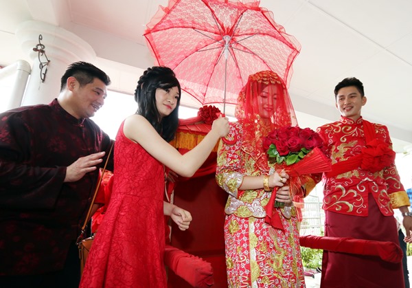 郑仲强及陈欣琴缔结良缘，以华族传统方式来进行婚礼。