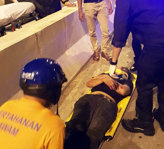 医护人员及民众同心协力，将重伤的男骑士抬上救护车，送往医院急救。