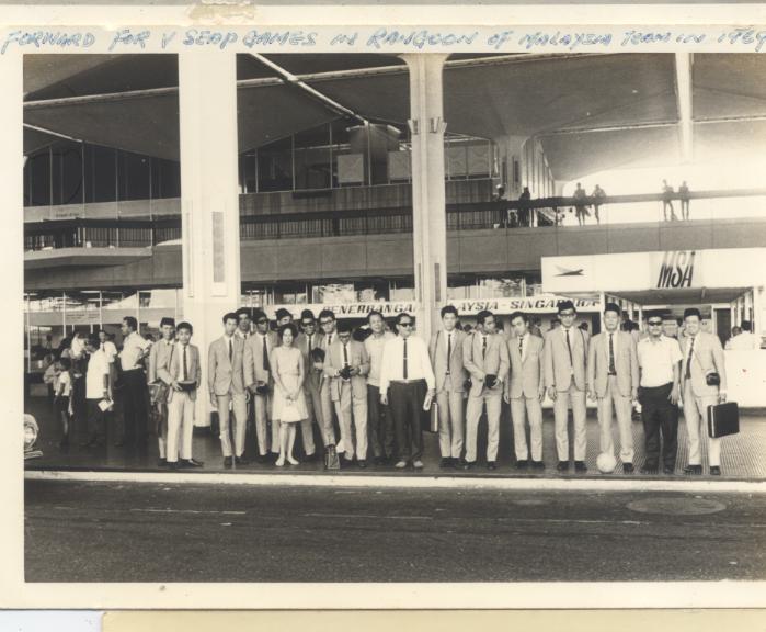 1969年在仰光东运会取得铜牌。一行人在起程前在吉隆坡梳邦机场合影。