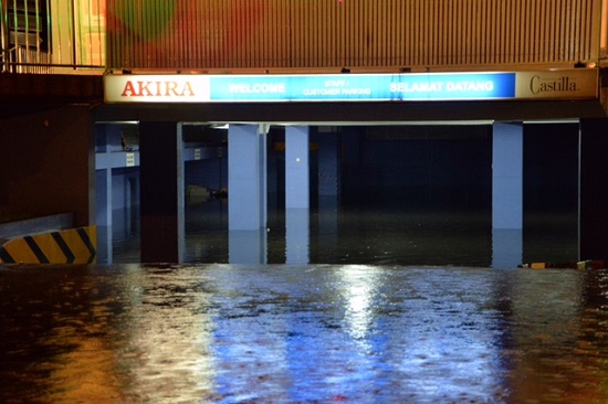 斯巿加东路一大厦的地下停车场淹水。 