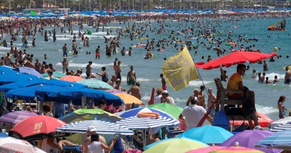 0_People-cool-off-at-the-beach-during-the-heatwave-in-the-southeastern-coastal-town-of-Benidorm