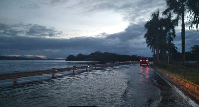 海潮高涨淹过马路笃海旁大道决堤 马来西亚诗华日报新闻网