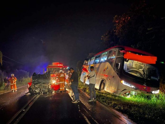 Pemandu maut, penumpang parah kereta bertembung bas ekspres di KM 20 Jalan Lahad Datu – Sandakan