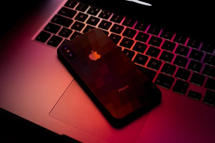 Apple-iPhone-X-macbook-720