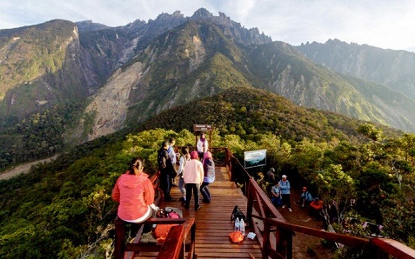 Pelancong-Sabah-Gunung-Kinabalu
