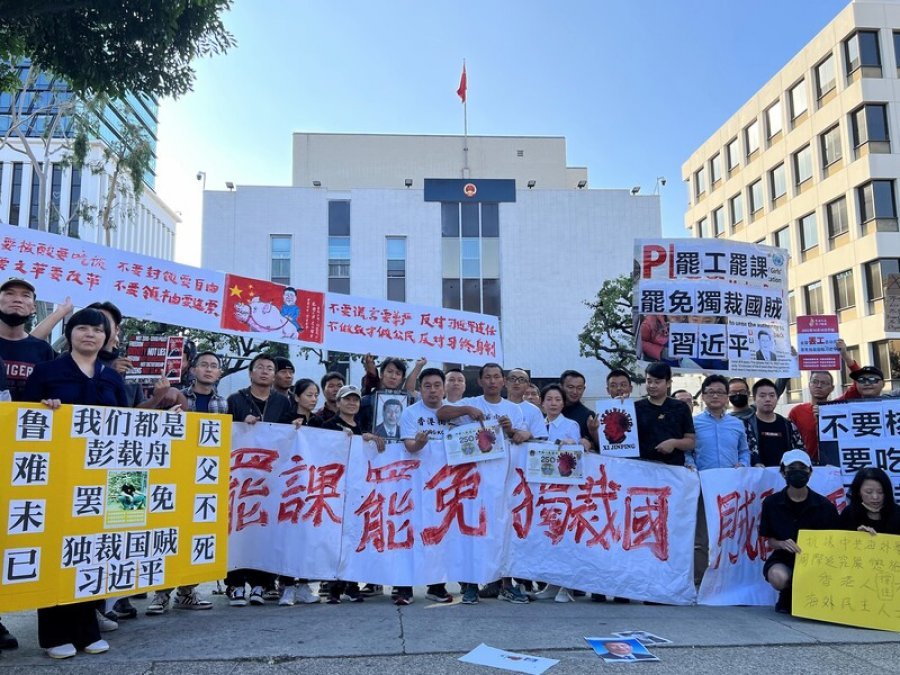 中共二十大】美洛杉矶中国领事馆重现四通桥抗议布条| 马来西亚诗华日报新闻网
