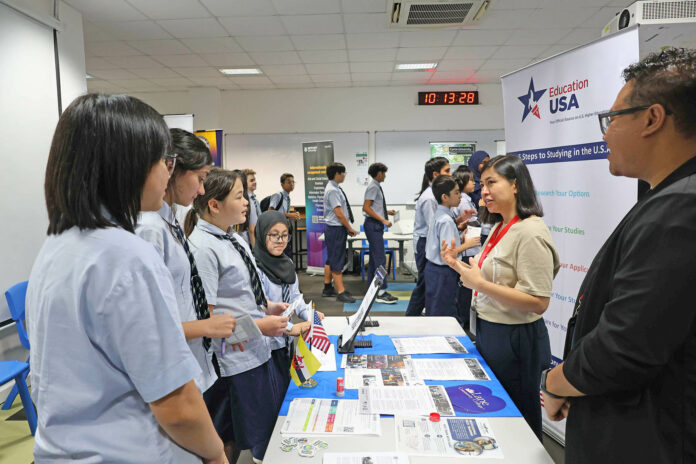 ISB students visiting booths at the ISB Careers Fair 2025.
